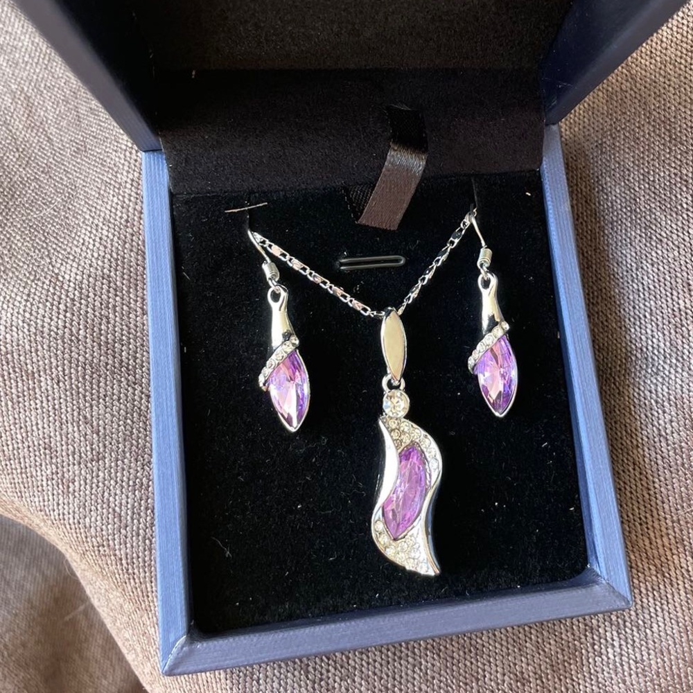 Crystal necklace and earring set - Picture 4 of 6